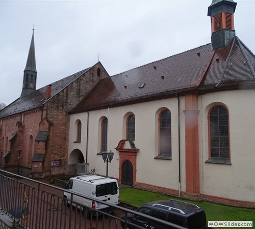 an den Kirchen vorbei