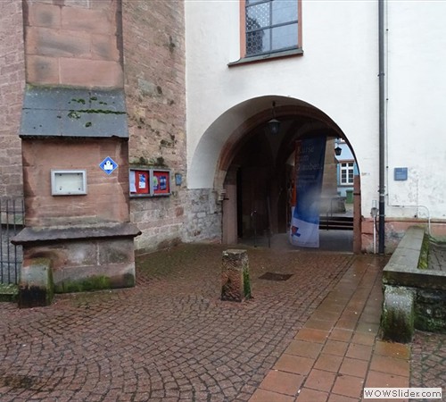 mit Glaubenskursbanner im Zwischengang