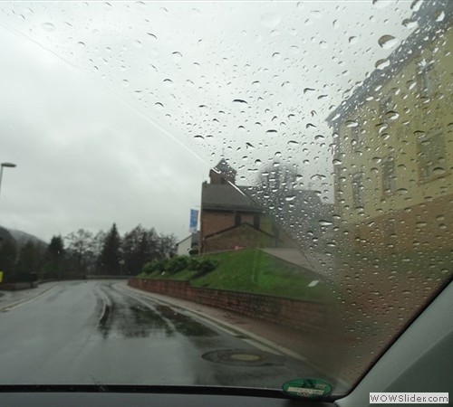 ... vorbei an Fahnen der Glaubenskurse